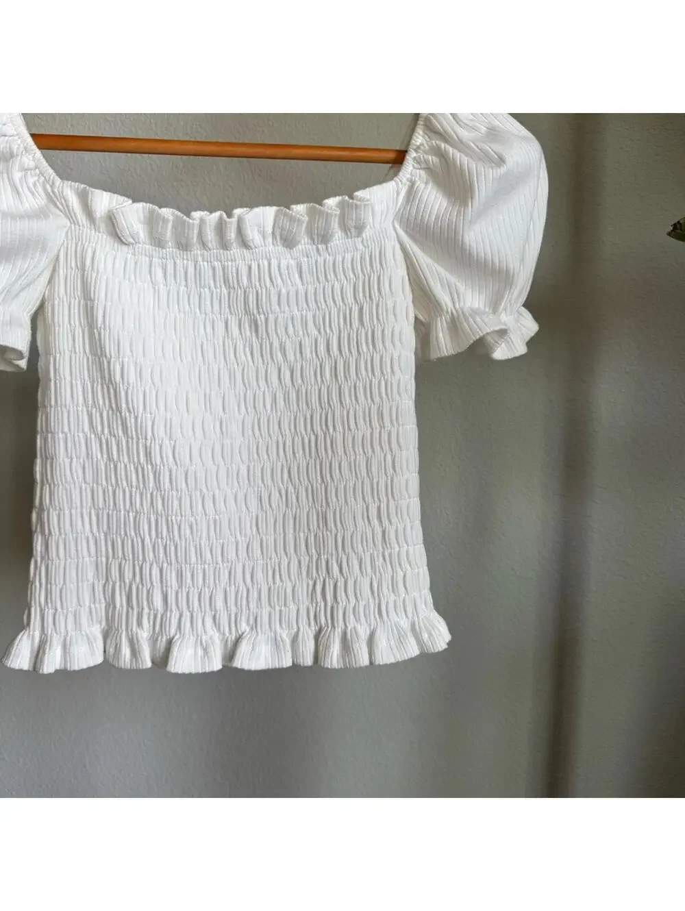 ASTR White Smocked Puff Short Sleeve Cropped Top Size S — Textured Chic Blouse